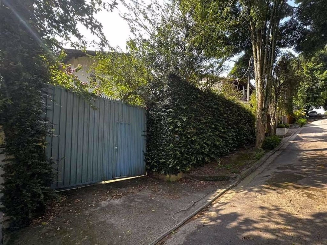 Casa à venda com 4 quartos, 303m² - Foto 1