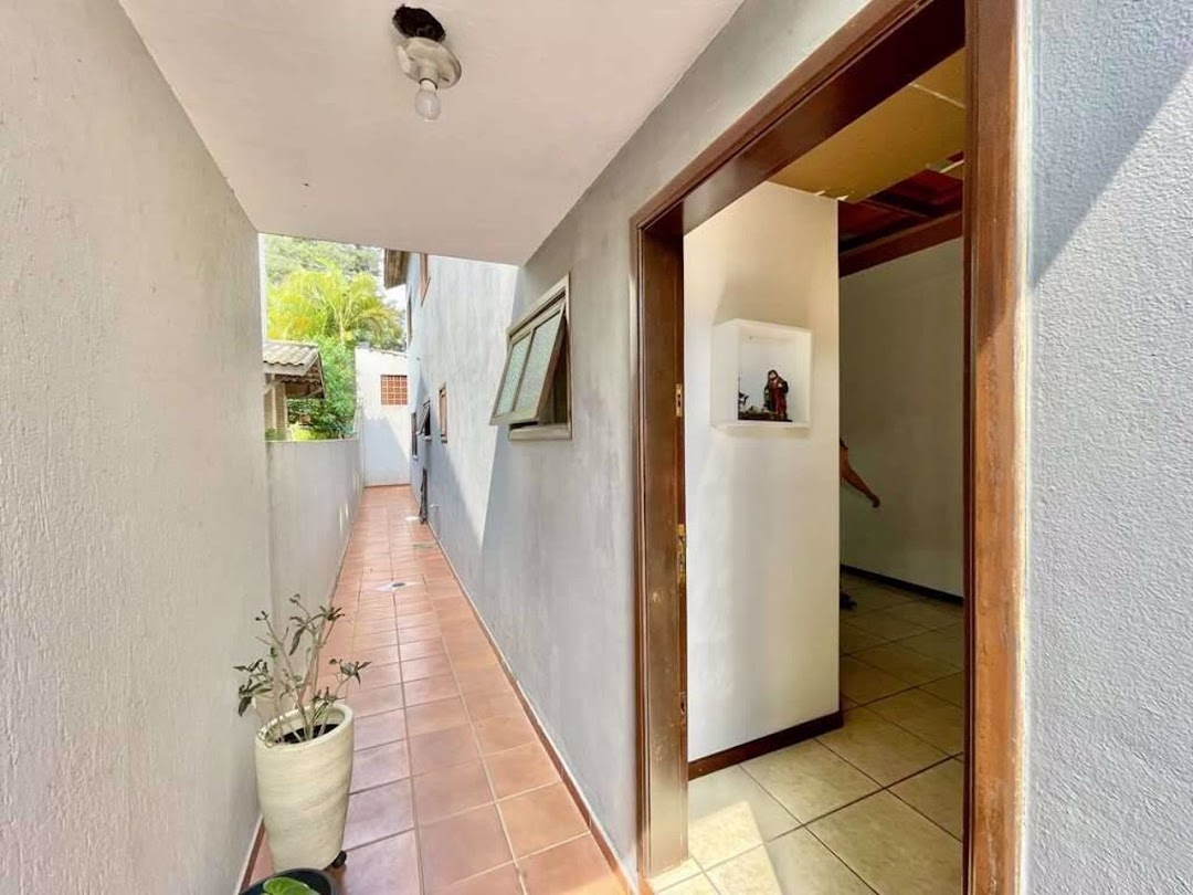 Casa à venda com 4 quartos, 350m² - Foto 2