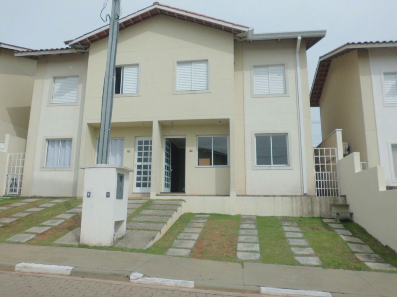 Casa à venda e aluguel com 3 quartos, 86m² - Foto 1