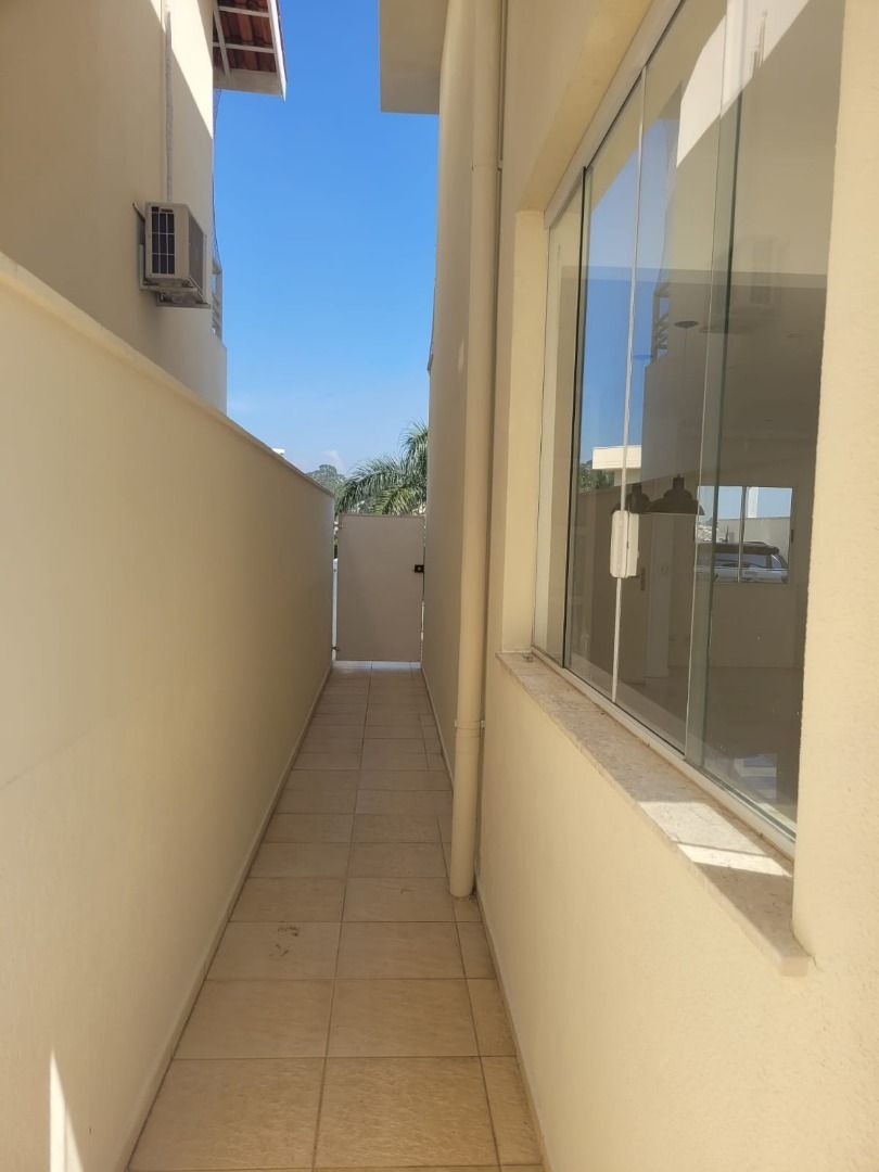 Casa à venda com 3 quartos, 100m² - Foto 4